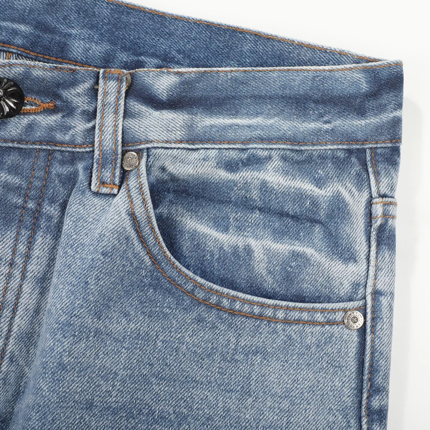 P260 Chrome Hearts 25FW CH Blue Pants Pink Leather Cross Bamboo Jeans. It adopts patchwork elements, mostly in the shape of a cross, and has glitter on the leather surface. Unique design, simple and elegant details, exquisite workmanship, the entire trousers are neatly routed, and the details are in place! It’s also so cool that both men and women can easily control it. It’s a gender-neutral trendy up version. Color: blue pants and pink leather Size: 28 30 32 34 36
